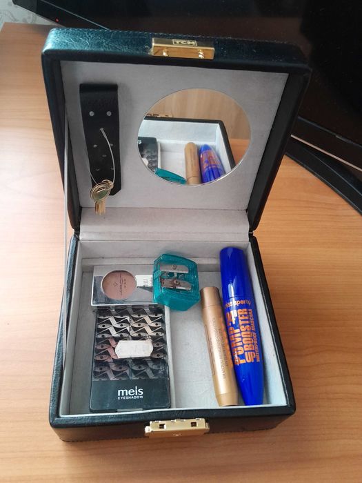 Cutie piele ecologică cu oglindă și închidere pe cheiță: 13,5x15x8cm