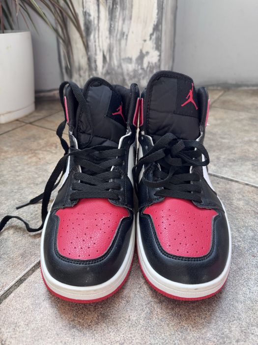 Nike Air Jordan 1 Mid "Chicago/Black Toe"