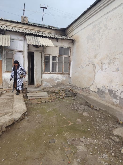 Opshiy dvor lekin adelni qilingan darvozasi bor adelni