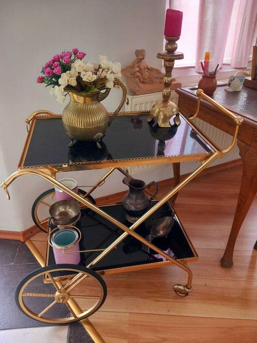 Количка за сервиране, масичка с табуретки, нож - кортик