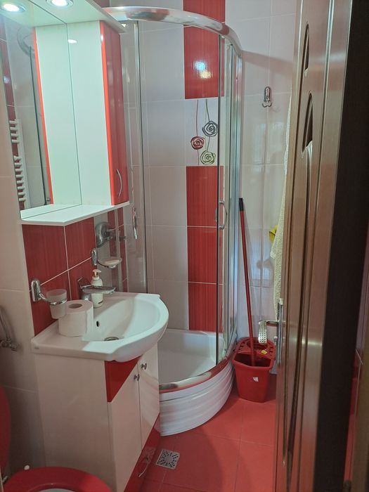 Închiriez apartament cu 2 camere pe str.Sf.Vineri