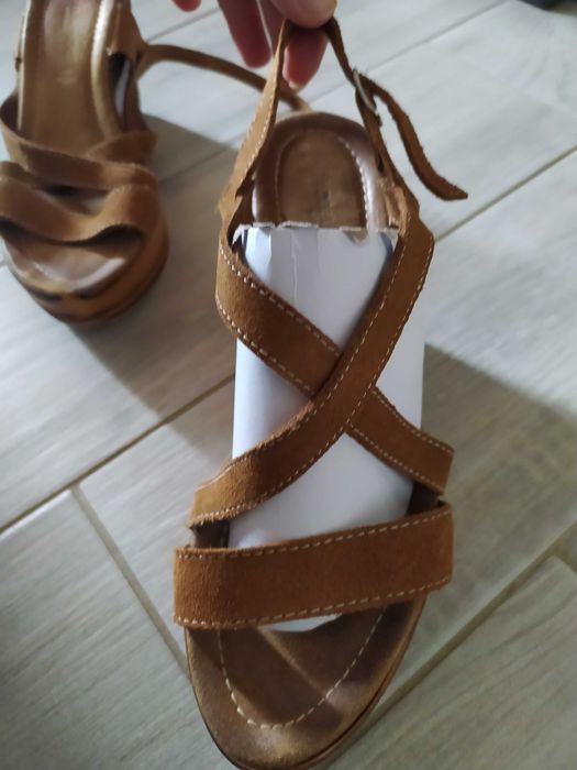 37н Сандали на платформа от естествена кожа