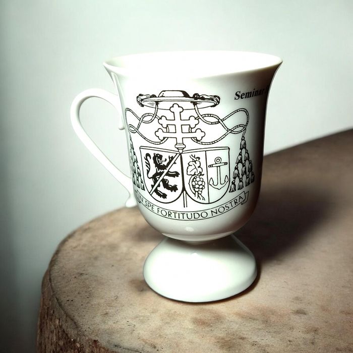 Set 8 Căni de Colecție din Porțelan – Stemă Ecleziastică și Motto Lati