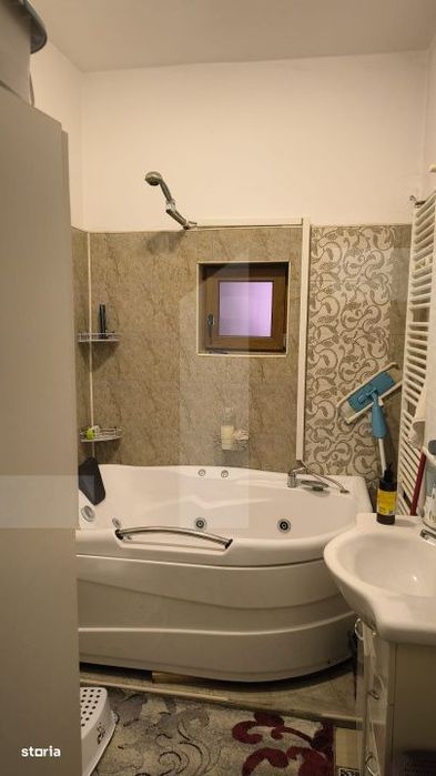 Casa,6 camere ,curte comuna in zona buna