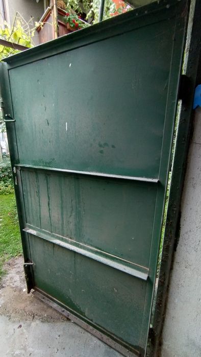 Метална гаражна врата