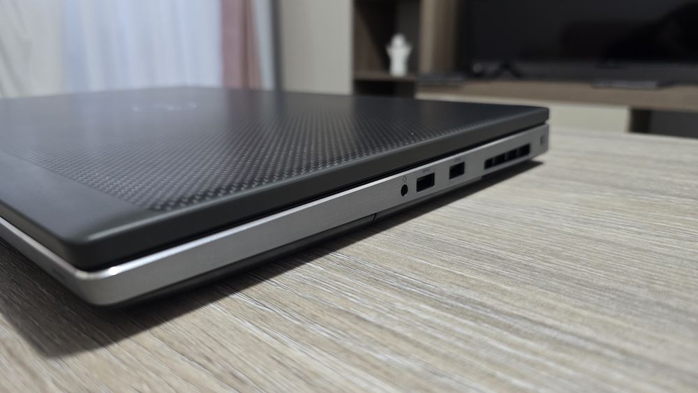 Laptop Dell Workstation i7gen9,4Gb video dedicat, 17.1" HD, 32Gb ddr4