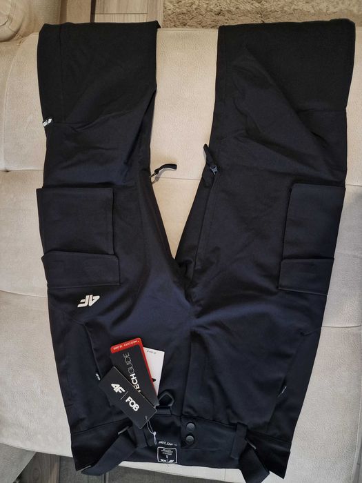 Costum de schi / snowboard 4F nou, cu eticheta