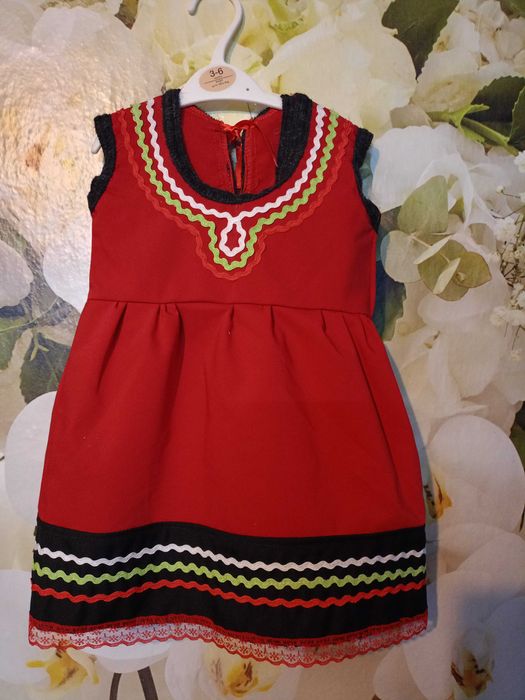 Народна носия за момиче със ширити