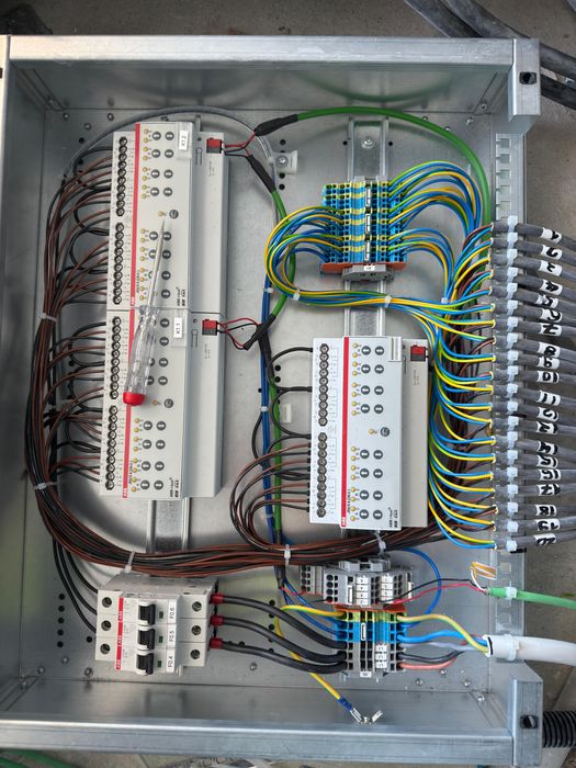 Electrician autorizat ANRE, execut instalații electrice sigure și eficiente