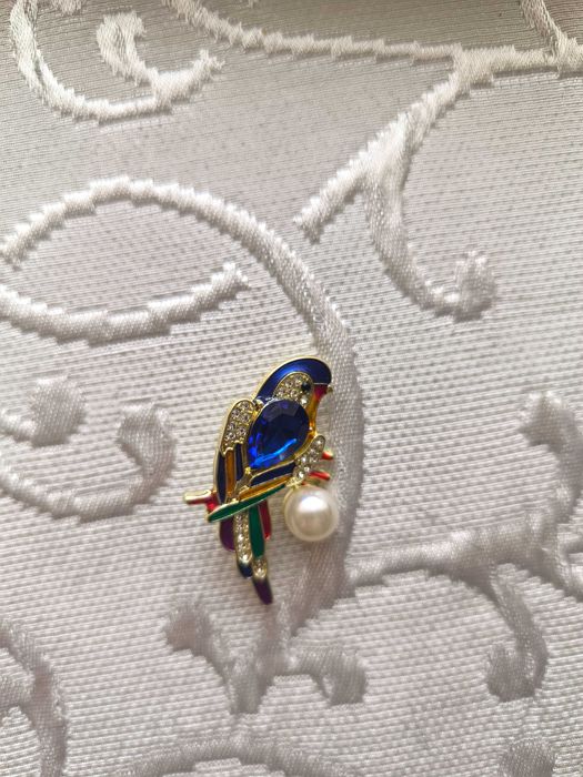 Брошки, игли за ревери, ластици за коса, обеци, фиби и пръстени