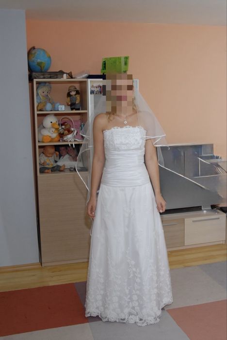 Сватбена рокля обшита с мъниста