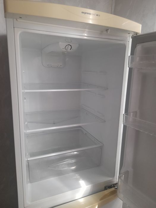Холодильник  с морозильной камерой  LG.