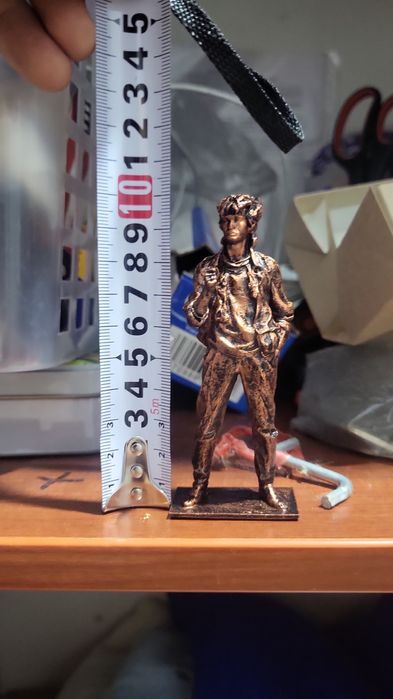 Статуэтка Виктора Цоя