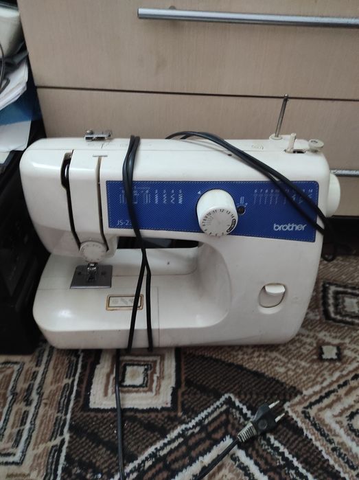 Продам швейную машинку