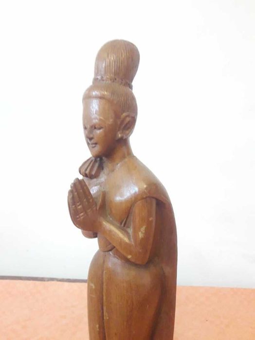 Sculptură rafinată din lemn de suar