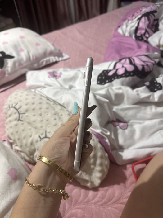 Iphone xr ,stare foarte buna ,cu folie pe el plus 3 huse