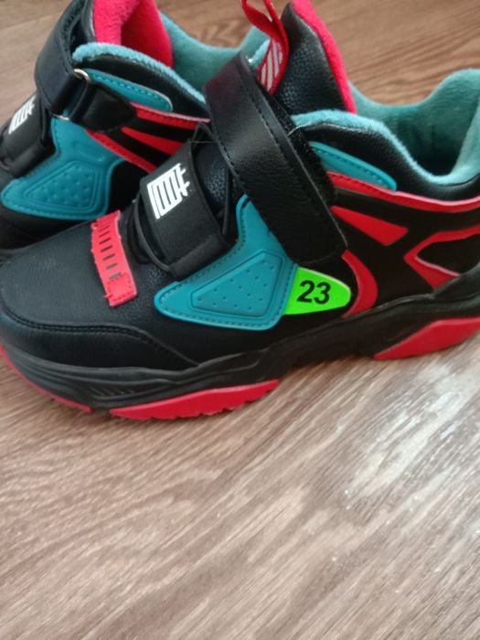 Утеплённые кроссовки 35 размер