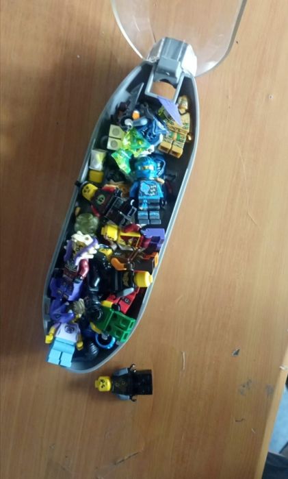 продам мини фигурки от разных наборов Лего