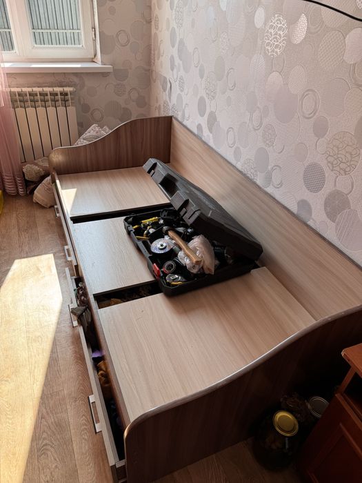 продаю диван без матраса.