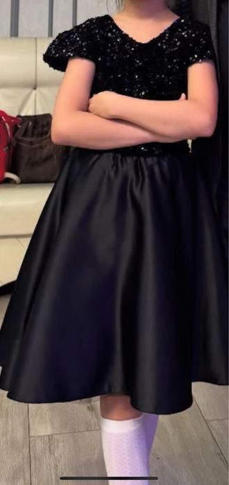 Продам нарядное платье на девочку