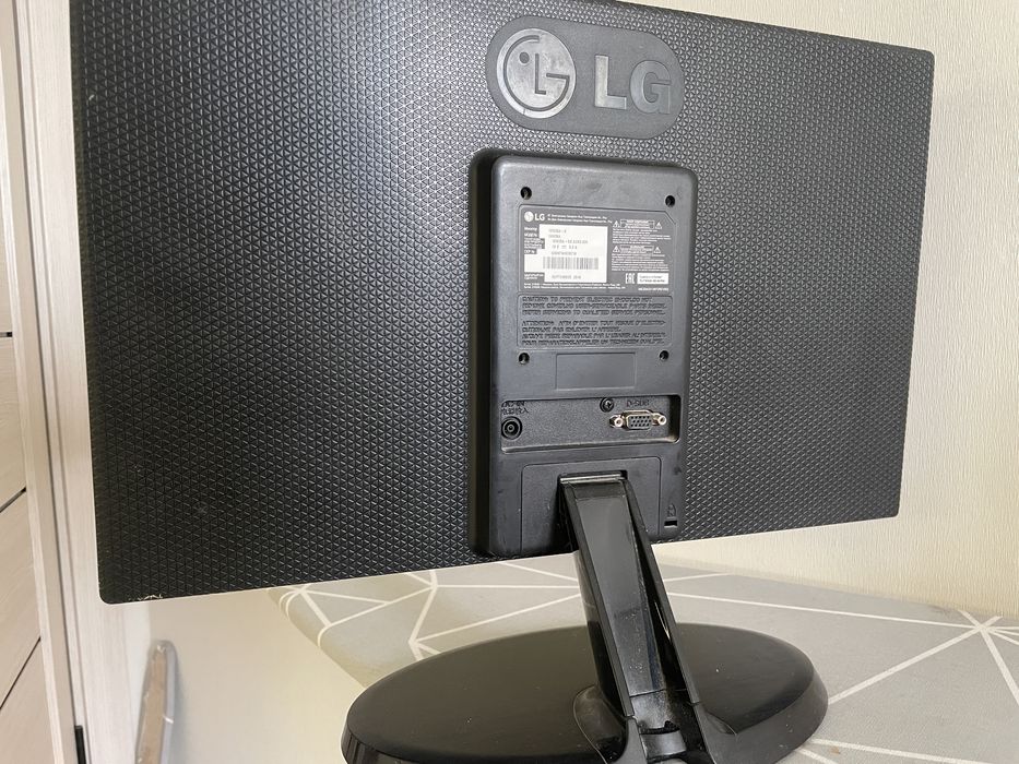 Монитор LG 19M38A-B.