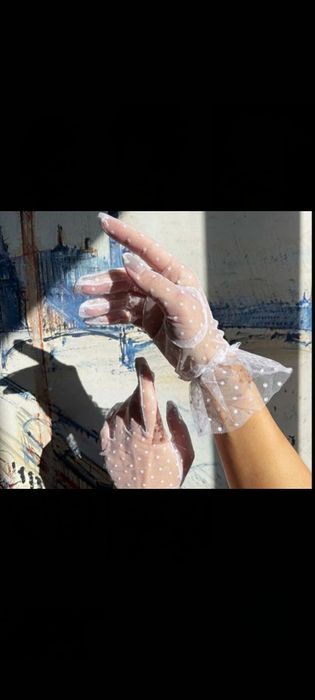 Женские перчатки в красном,белом и черном цвете