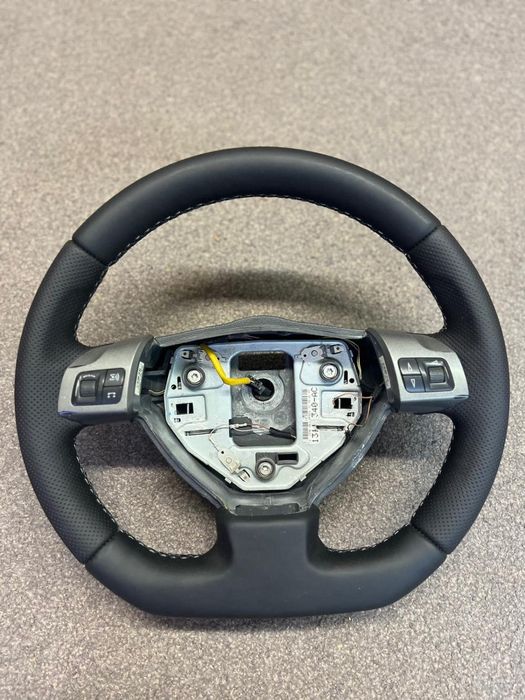 Retapitare/îmbrăcare cu piele naturală și tesire volan