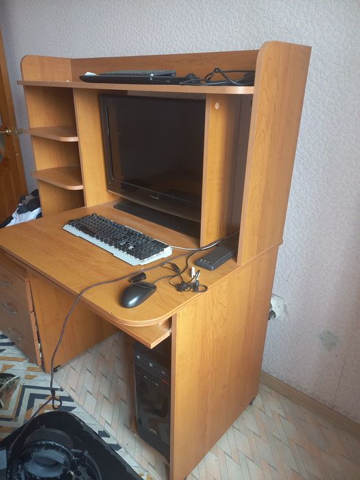 Кровать, компьютерный стол