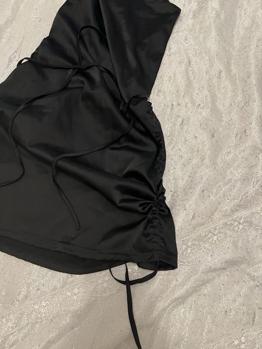 Къса сатенена рокля