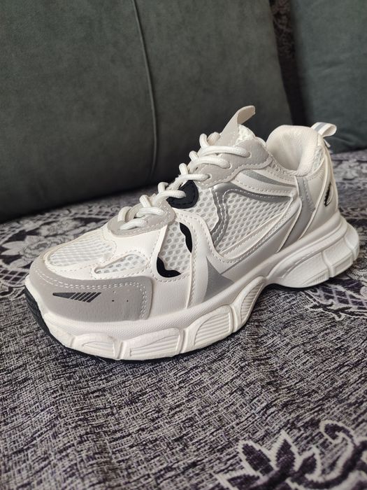 Продам кроссовки новые