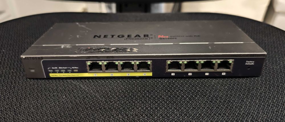 8 портови (4+4 PoE) суичове Netgear и TP-Link