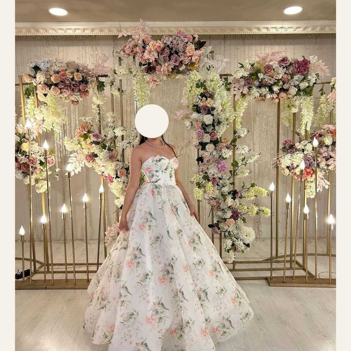 Бутикова рокля с кринолин