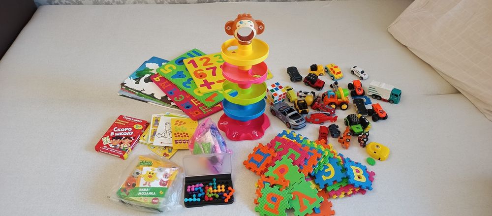 Игрушки разные, машинки , буквы пазлы итд