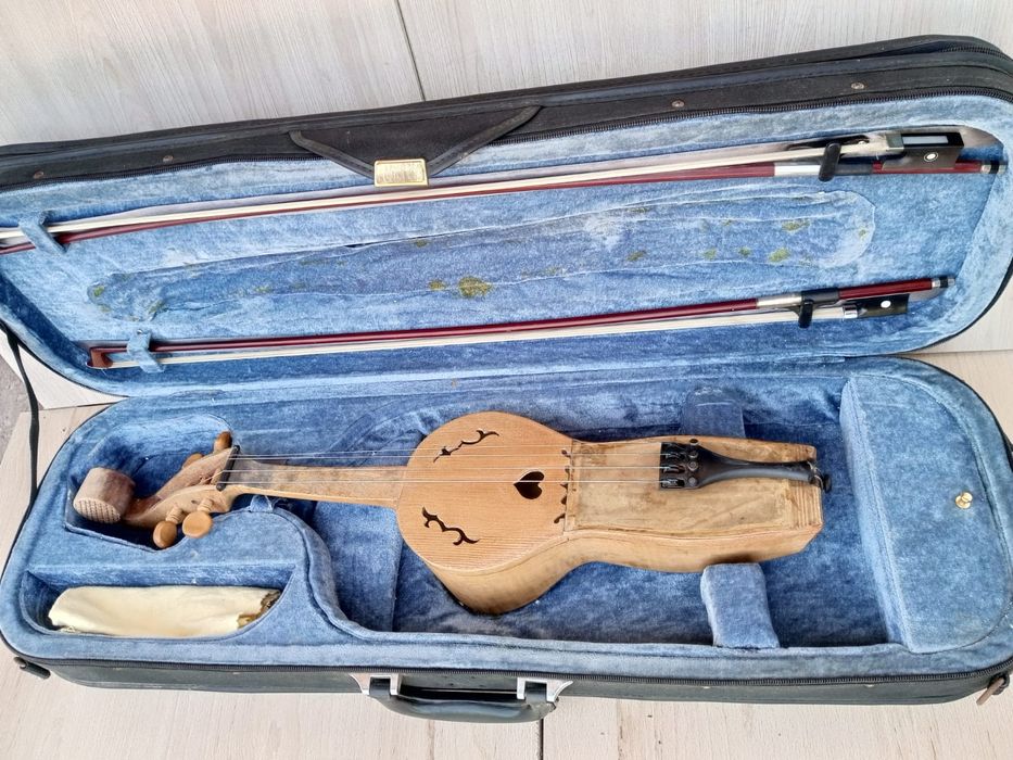 Продам Прима-қобыз с чехлом. Состояние хорошее.