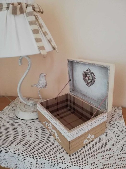 Кутия за бижута ВИНТИДЖ ръчна декорация отвън и отвътре