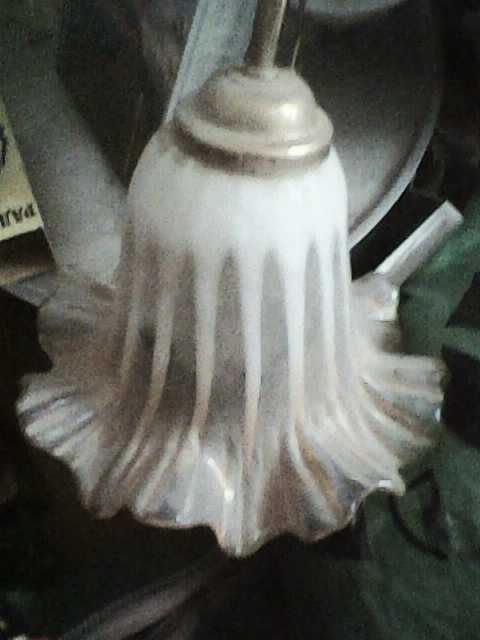 люстра с тремя плафонами.