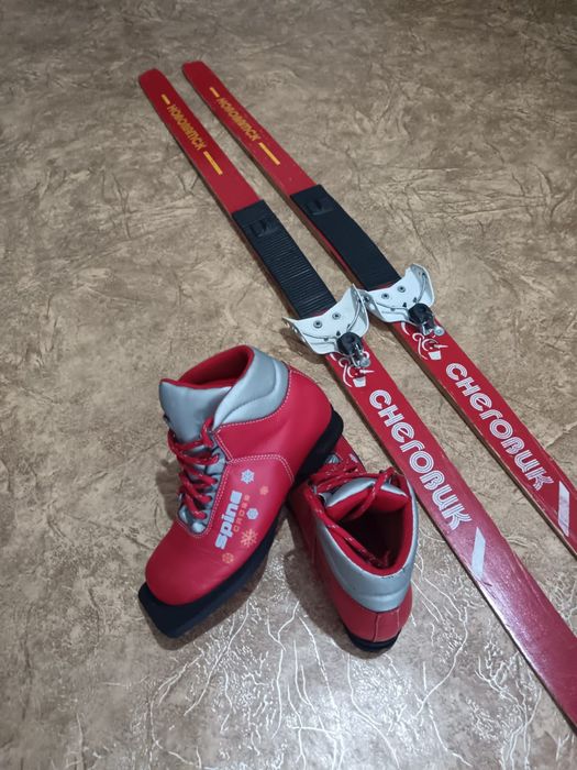 Продам лыжи размер 35-36