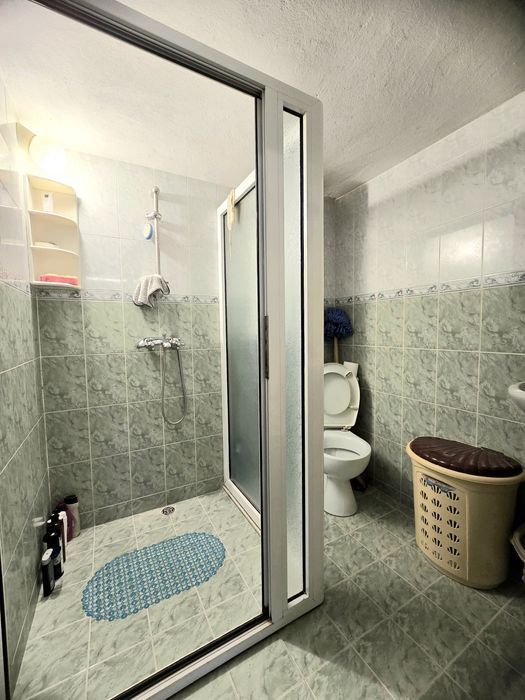 Етаж от масивна къща, сутерен, мансарда, двор и гараж в гр. Лясковец