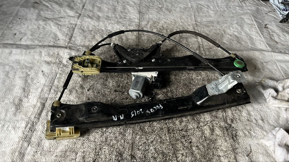 Ford Focus 4 предно ляво стъкло