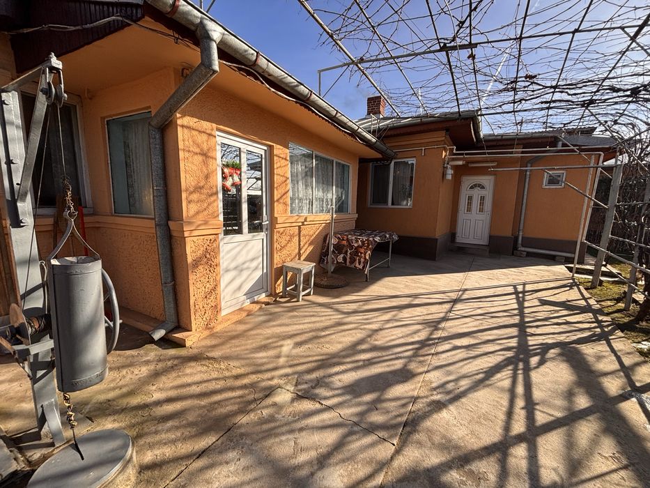 Casa, Chitila, cartierul Regina Maria, 3 corpuri de locuit, teren 548m