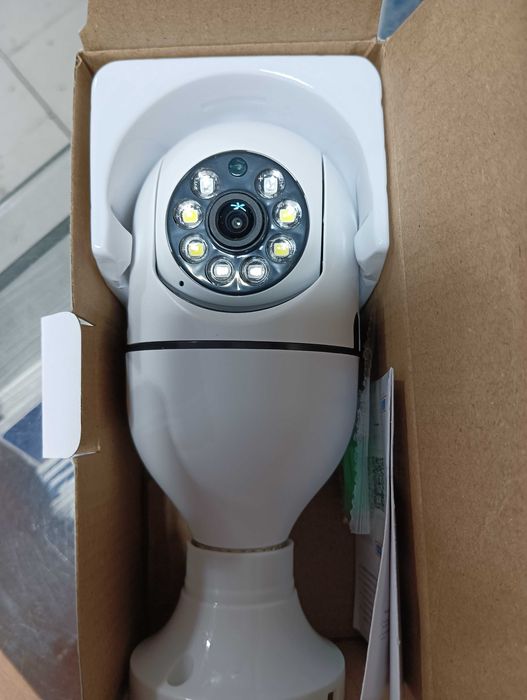 WiFi въртяща се камера за фасунга крушка лампа iCSee нощно виждане