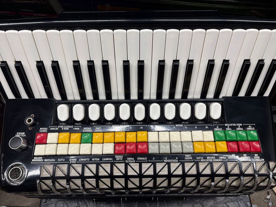 Acordeon Hohner Atlantic IVN deluxe cu 120 de basi VOX 3