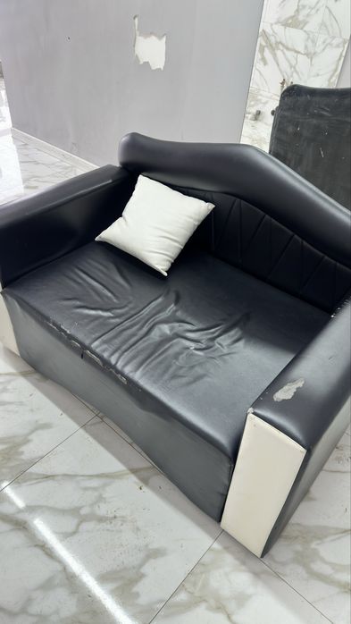 Продаётся кожаный диван!