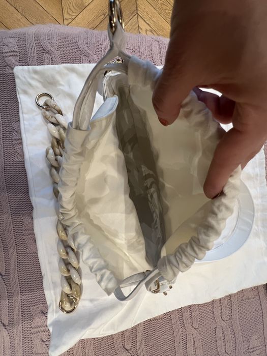 La Chaîne Moon Bag – Модерен дизайнерски силует в снежнобяло