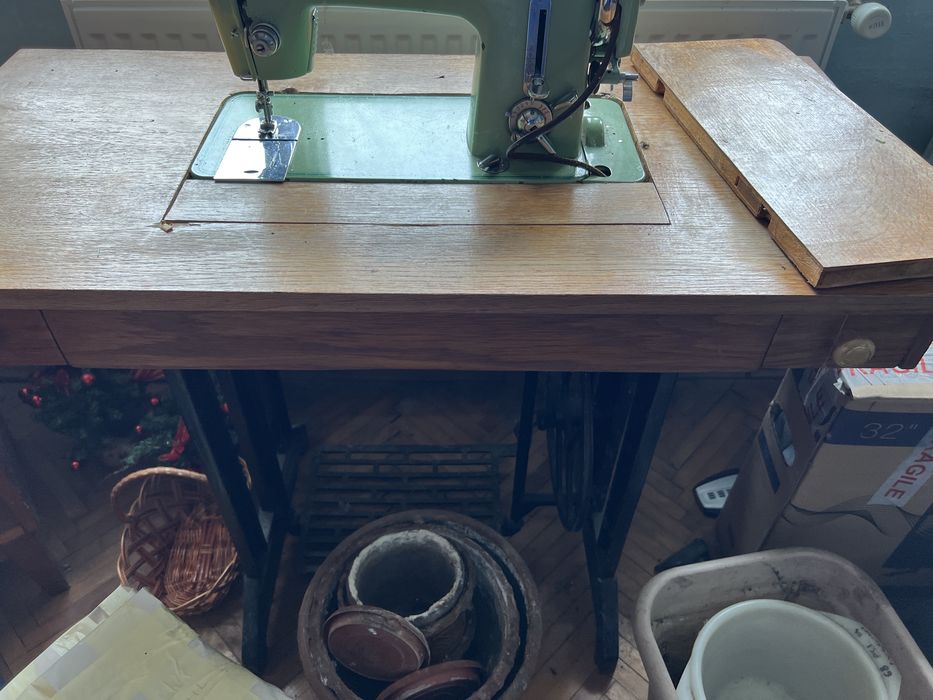 Mașină de cusut ADLER vintage în masă – metalică, Germania