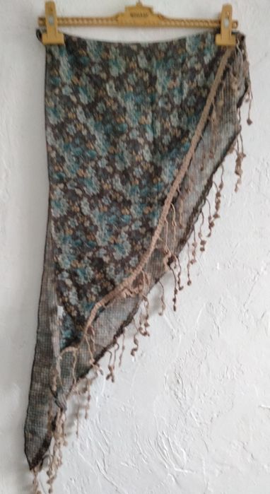 Patru esarfe noi