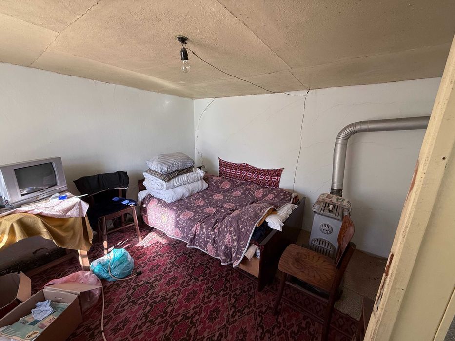 Къща с двор и селскостопански постройки