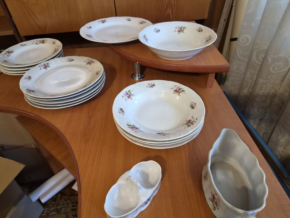 Set farfurii 2 platouri, 4 intinse, 5 putin adanci, 4 adanci, 1 castron mare, 1 solnita si  1 sosiera