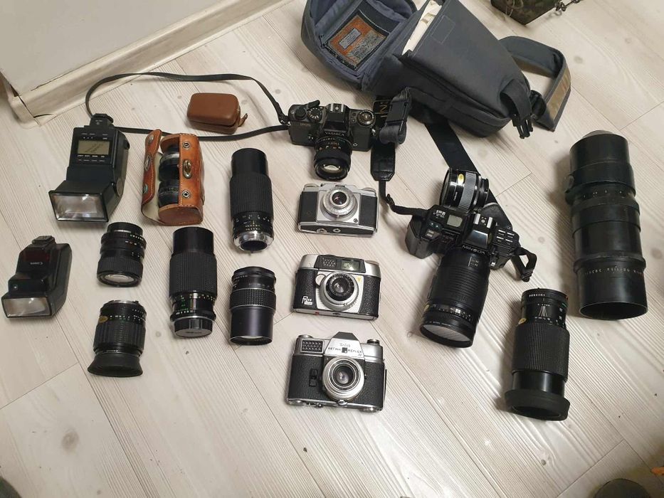 Lot x 5 aparate foto, 9 obiective și două blițuri.