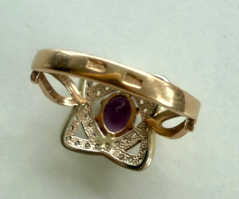 Златен пръстен с лилав аметист и циркони